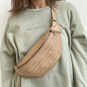 NWOT Mandrn Atlas Woven Fanny Pack